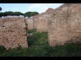 01498 ostia - regio ii - insula vi - casa del soffitto dipinto (ii,vi,5-6) - via della corporazzioni - bli aus laden 3  ueber laden 2 in laden 1 von norden - bli nach norden - 12-2018.jpg